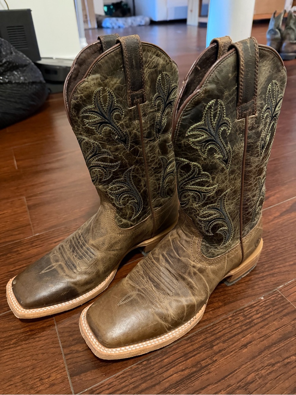 ARIAT MEN'S COWBOSS WESTERN BOOTS - BROAD SQUARE TOE